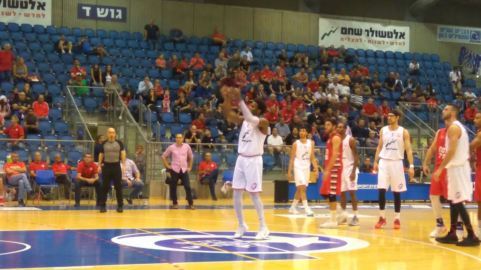 אנדל קומברבאץ' קולע מהעונשין. נקודות ראשונות רק סמוך למחצית (צילום: חן אזרן, באדיבות הפועל ב